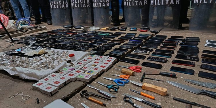 Autoridades realizaron una requisa en Pavoncito, Fraijanes, donde decomisaron celulares, droga y diversos objetos prohibidos. / Foto: Ejército