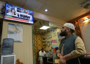 Pakistaníes monitorean en televisión el avance de los diálogos entre Irán y Estados Unidos. / Foto: EFE.