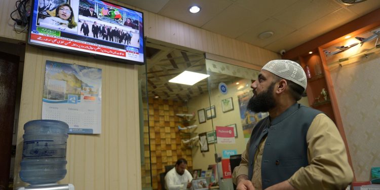 Pakistaníes monitorean en televisión el avance de los diálogos entre Irán y Estados Unidos. / Foto: EFE.