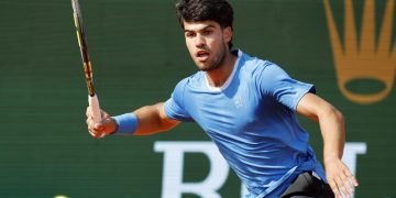 Carlos Alcaraz en su enfrentamiento contra Valentin Vacherot. / Foto: EFE.