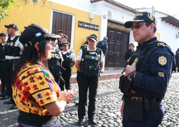 Gobernadora de Sacatepéquez supervisa el operativo de seguridad instalado en las inmediaciones del Hotel Casa Santo Domingo