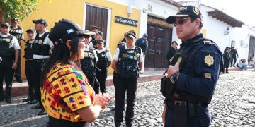 Gobernadora de Sacatepéquez supervisa el operativo de seguridad instalado en las inmediaciones del Hotel Casa Santo Domingo