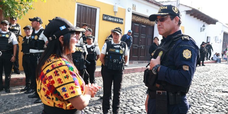 Gobernadora de Sacatepéquez supervisa el operativo de seguridad instalado en las inmediaciones del Hotel Casa Santo Domingo