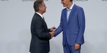 Guatemala participa en cumbre internacional sobre defensa de la democracia en Barcelona. (Foto: Minex)