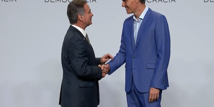 Guatemala participa en cumbre internacional sobre defensa de la democracia en Barcelona. (Foto: Minex)