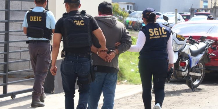 PNC captura a presuntos coyotes en allanamientos en Cajolá, Quetzaltenango