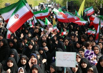 Mujeres participan en una ceremonia en memoria de los niños de la escuela Minab que murieron en un ataque aéreo el 28 de febrero, en Teherán, Irán, el 7 de abril de 2026, en la maniobra estadounidense-israelí. / Foto: EFE.