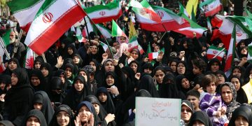 Mujeres participan en una ceremonia en memoria de los niños de la escuela Minab que murieron en un ataque aéreo el 28 de febrero, en Teherán, Irán, el 7 de abril de 2026, en la maniobra estadounidense-israelí. / Foto: EFE.