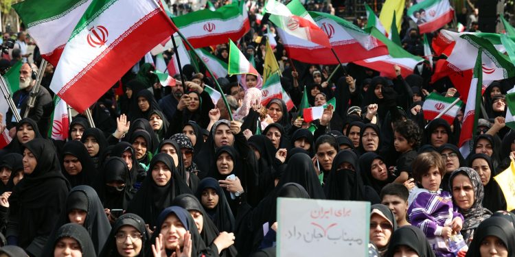 Mujeres participan en una ceremonia en memoria de los niños de la escuela Minab que murieron en un ataque aéreo el 28 de febrero, en Teherán, Irán, el 7 de abril de 2026, en la maniobra estadounidense-israelí. / Foto: EFE.