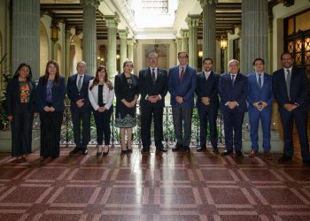 El presidente Bernardo Arévalo se reunión con la misión de observadores de la OEA.