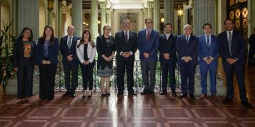 El presidente Bernardo Arévalo se reunión con la misión de observadores de la OEA.