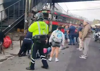 Autobús de transportes Esmeralda choca contra poste del tendido eléctrico en el km 17 de la ruta al Pacífico.