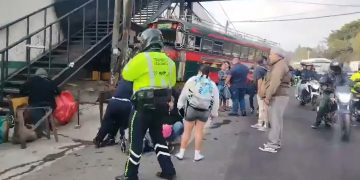 Autobús de transportes Esmeralda choca contra poste del tendido eléctrico en el km 17 de la ruta al Pacífico.