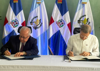 El canciller Carlos Ramiro Martínez y su homólogo dominicano, Roberto Álvarez, firman el Foro Político-Empresarial.