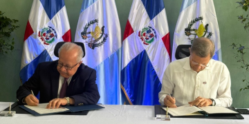 El canciller Carlos Ramiro Martínez y su homólogo dominicano, Roberto Álvarez, firman el Foro Político-Empresarial.