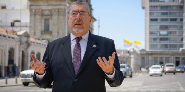 El presidente Bernardo Arévalo afirmó que el subsidio a los combustibles es "una medida urgente que ayudará a aliviar el costo de vida".