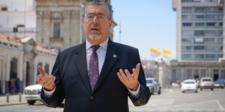 El presidente Bernardo Arévalo afirmó que el subsidio a los combustibles es "una medida urgente que ayudará a aliviar el costo de vida".