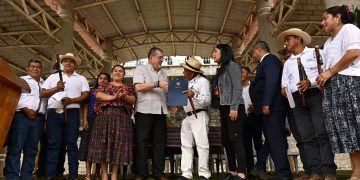 El presidente Bernardo Arévalo junto a integrantes del Gran Consejo Jolomná, luego de la firma de la agenda de trabajo para seis municipios de Alta Verapaz.