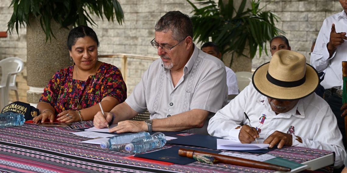 El presidente Bernardo Arévalo firma agenda de trabajo junto a directivo del Gran Consejo Jolomná, en Alta Verapaz.