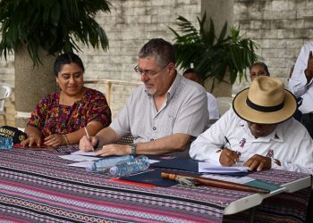 El presidente Bernardo Arévalo firma agenda de trabajo junto a directivo del Gran Consejo Jolomná, en Alta Verapaz.