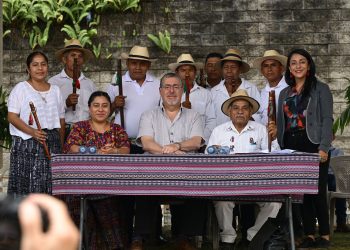 El presidente Bernardo Arévalo, junto la gobernadora departamental, subsecretaria privada y miembros del Gran Consejo Jolomná de Alta Verapaz.