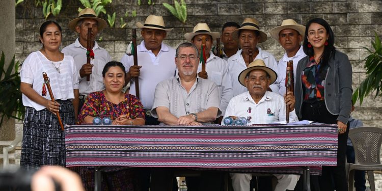 El presidente Bernardo Arévalo, junto la gobernadora departamental, subsecretaria privada y miembros del Gran Consejo Jolomná de Alta Verapaz.