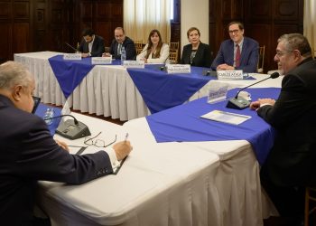 El presidente Bernardo Arévalo, durante la reunión con integrantes de a misión de la OEA.