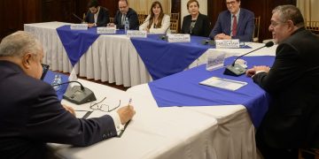El presidente Bernardo Arévalo, durante la reunión con integrantes de a misión de la OEA.