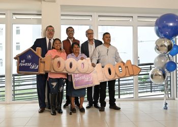 El presidente Bernardo Arévalo y funcionarios, durante entrega de viviendas número mil y mil 1 del programa Mi Primera Casa.