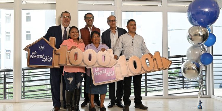El presidente Bernardo Arévalo y funcionarios, durante entrega de viviendas número mil y mil 1 del programa Mi Primera Casa.