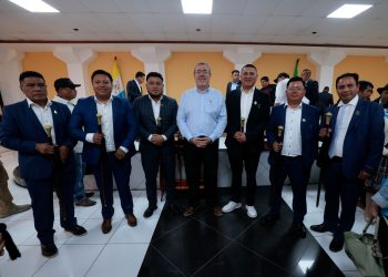 El presidente Bernardo Arévalo y autoridades indígenas de San Francisco El Alto, luego de la firma de agenda de desarrollo territorial de ese municipio.