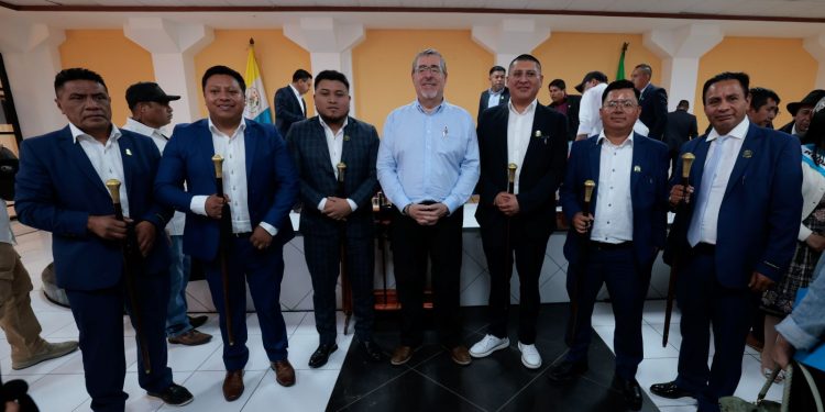 El presidente Bernardo Arévalo y autoridades indígenas de San Francisco El Alto, luego de la firma de agenda de desarrollo territorial de ese municipio.