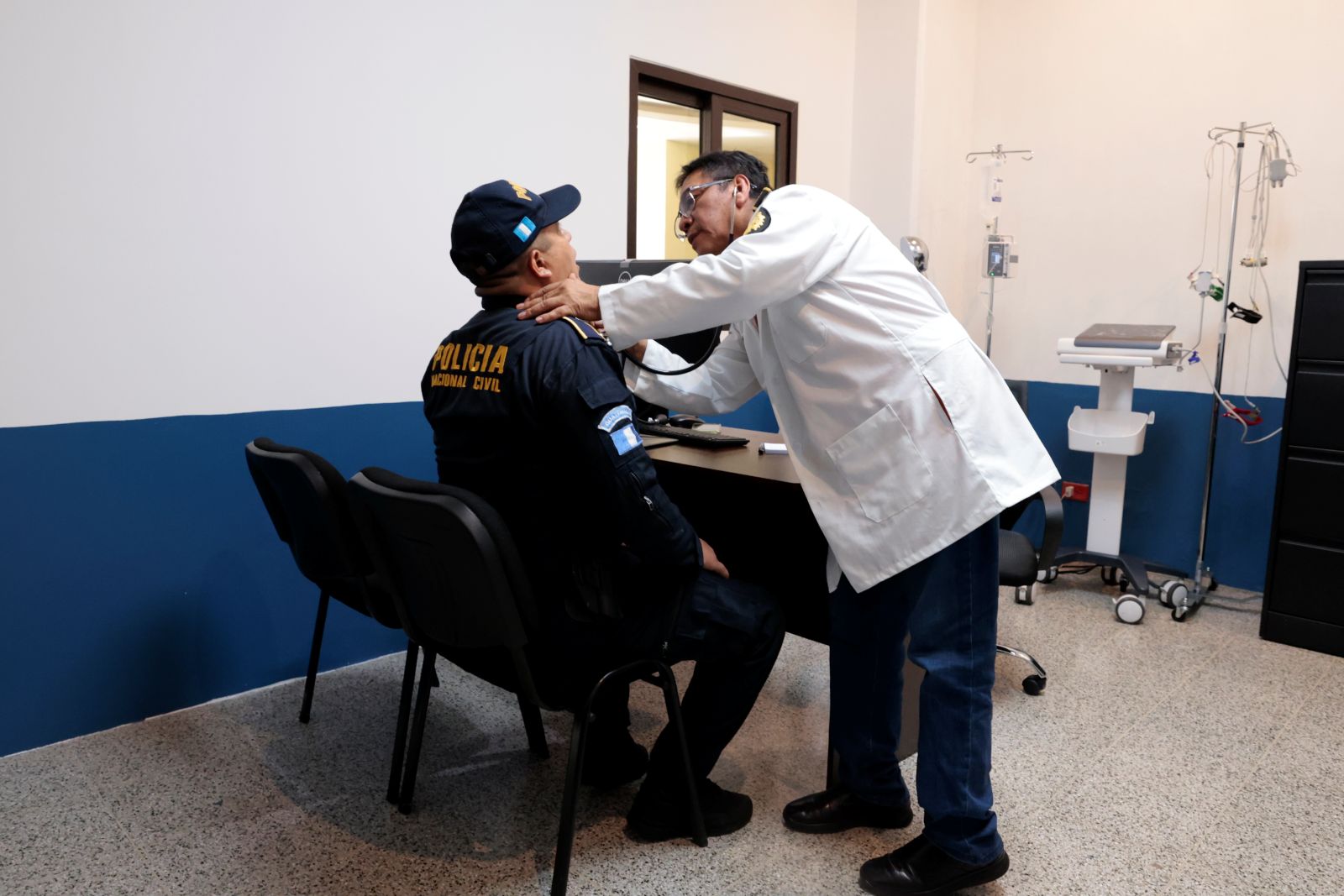 Médico examina a un policía en la clínica Fernando Alexander Batres Ordóñez de la Comisaría 34, en Retalhuleu.