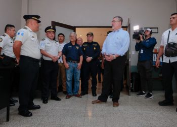 El presidente Bernardo Arévalo supervisa el funcionamiento de la Comisaría 34, durante su gira A tu Tierra, en Retalhuleu.