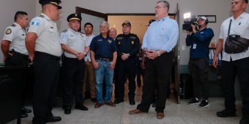 El presidente Bernardo Arévalo supervisa el funcionamiento de la Comisaría 34, durante su gira A tu Tierra, en Retalhuleu.