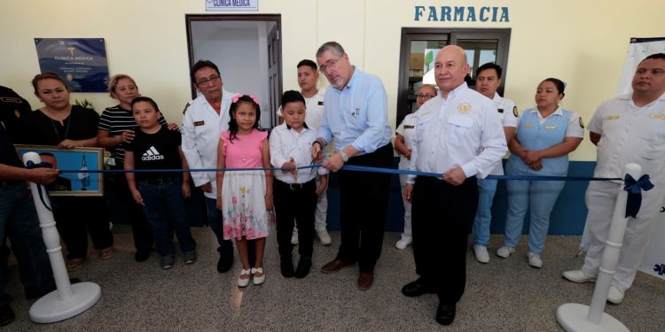 El presidente Bernardo Arévalo inaugura la clínica Fernando Alexander Batres Ordóñez, durante supervisión a la sede de la Comisaría 34 en Retalhuleu.