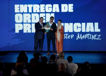 El presidente Bernardo Arévalo y la primera dama doctora Lucrecia Peinado, durante la entrega de la Medalla Presidencial al campeón Lester Martínez.
