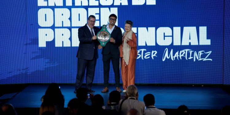 El presidente Bernardo Arévalo y la primera dama doctora Lucrecia Peinado, durante la entrega de la Medalla Presidencial al campeón Lester Martínez.