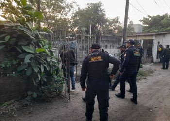 Investigadores y agentes de la PNC, durante uno de los allanamientos.