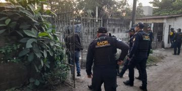 Investigadores y agentes de la PNC, durante uno de los allanamientos.