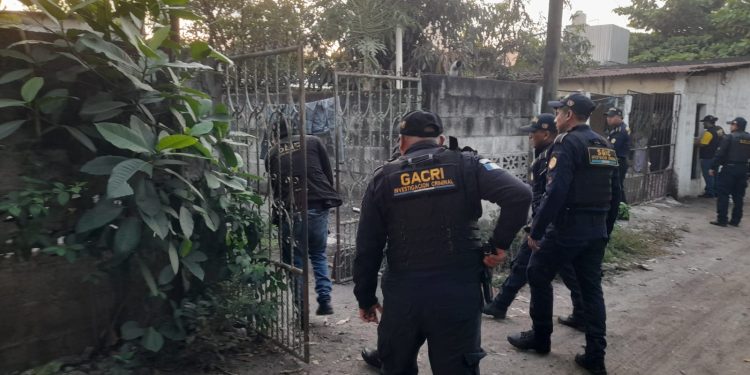 Investigadores y agentes de la PNC, durante uno de los allanamientos.