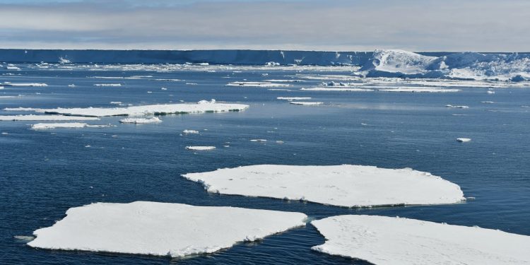 La Antártida enfrenta la amenaza de que las aguas cálidas se acerquen tanto que derrita las capas de hielo que contiene.