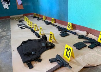 Armas localizadas en guaridad de pandilleros durante allanamiento en la zona 18.