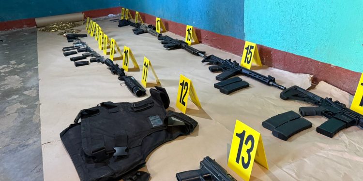 Armas localizadas en guaridad de pandilleros durante allanamiento en la zona 18.