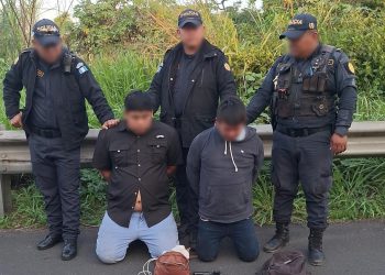 Los presuntos asaltantes habrían sido detenidos cuando asaltaban a los pasajeros de un autobús en la autopista de Palín a Escuintla.