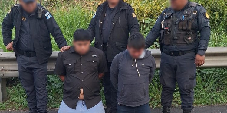Los presuntos asaltantes habrían sido detenidos cuando asaltaban a los pasajeros de un autobús en la autopista de Palín a Escuintla.