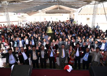 El presidente Bernardo Arévalo, juento funcionarios, autoridades indígenas y vecinos de Santa María Chiquimula, luego de la firma de la agenda de desarrolo local.