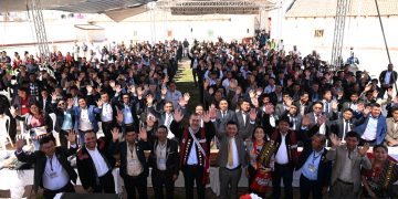 El presidente Bernardo Arévalo, juento funcionarios, autoridades indígenas y vecinos de Santa María Chiquimula, luego de la firma de la agenda de desarrolo local.