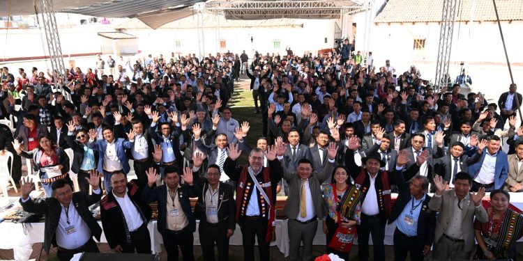 El presidente Bernardo Arévalo, juento funcionarios, autoridades indígenas y vecinos de Santa María Chiquimula, luego de la firma de la agenda de desarrolo local.