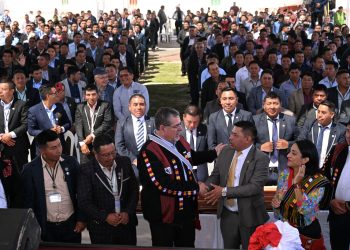 El presidente Bernardo Arévalo, junto a autoridades indígenas y habitantes de Santa María Chiquimula luego de la firma de la agenda de desarrollo territorial en ese municipio.